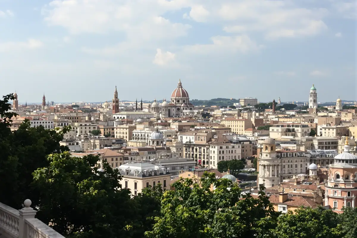 Pamje panoramike e siluetes se nje qyteti italian