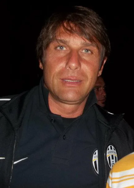 Antonio Conte fotografato a un evento a Dubai nel 2012, con la tuta della Juventus. Immagine su licenza: identifica soltanto la persona e non e' prova di alcun trattamento dei capelli.