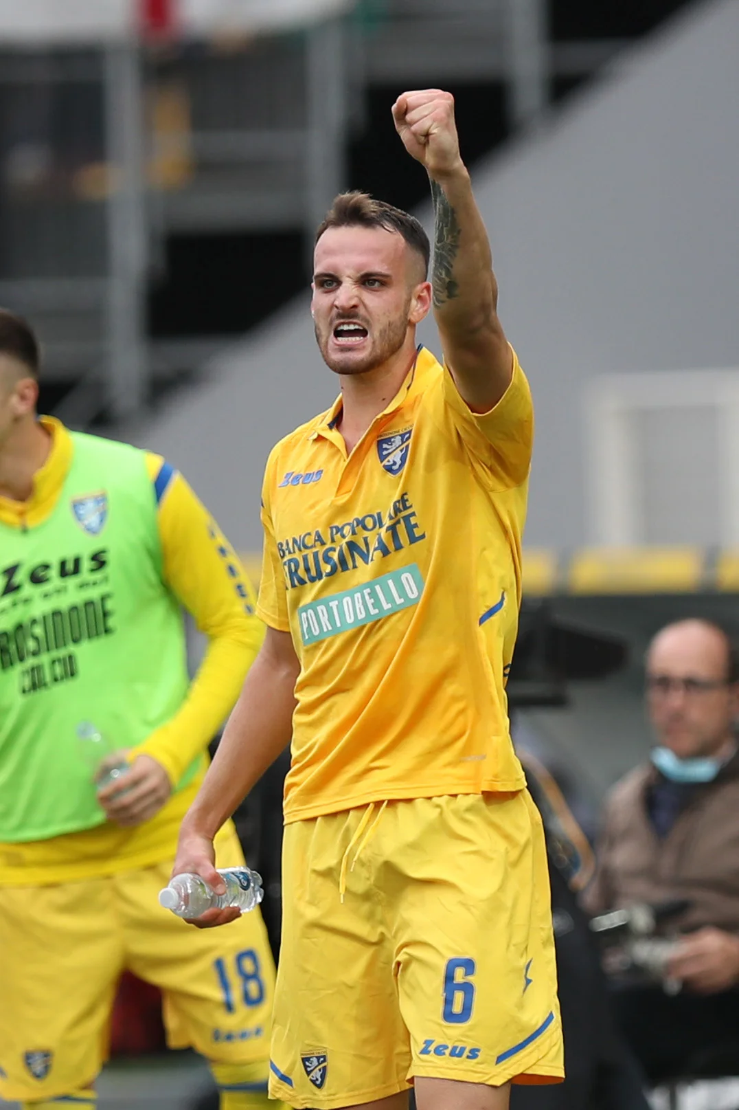 Federico Gatti fotografato mentre esulta a braccio alzato durante una partita del Frosinone Calcio. Immagine su licenza: identifica soltanto la persona e non e' prova di alcun trattamento dei capelli.