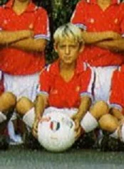 Francesco Totti ritratto da ragazzo con la maglia della squadra giovanile Lodigiani, alla fine degli anni Ottanta. Immagine su licenza: identifica soltanto la persona e non e' prova di alcun trattamento dei capelli.